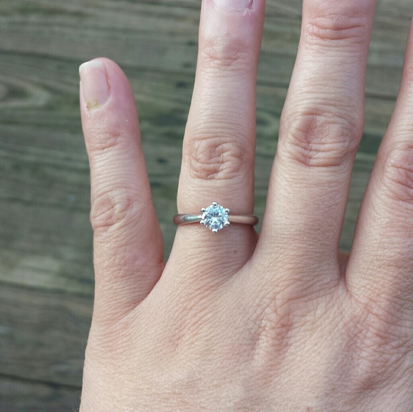Jewelry - Classic Round Solitaire Engagement Ring
